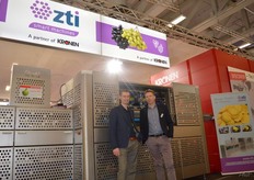 ZTI Smart Machines: Machiel Koning en Hans Keyzer. Vorige jaar stond het proto type van de Mango verwerkingslijn op de beurs en nu de uiteindelijke versie. Deze machine werd uitvoerig getest bij Vezet.