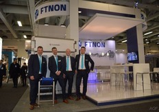 Arno Gaul, Richard van der Linden, Lars Heuvelmans en Joost Lotegrink Bruinenberg van FTNON. Het team poseert voor de Coretakr ijsbergontkernmachine die 1800 ijsbergsla per uur aan kan. De machine spaart 5,5 FTE uit en digitaliseert het proces door de kwaliteit van het product te meten en vast te leggen. Er wordt een scan gemaakt met behulp van 5 camera's die de stand van de ijsbergsla bepalen. Deze camera's registreren eveneens de kleur, vorm, vastheid van het blad en de maat van het product.