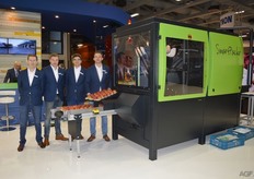 Het technisch team van Greefa machinebouw is trots op de SmartPacker. Een machine die fruit op trays kan leggen zonder dat daar mensenhanden aan te pas hoeven te komen. Dit kan door gebruik te maken van een delta robot of Flexpicker. V.l.n.r.: Erik Zandsteeg, Sander Reukers, Diederik Peters en Sjoers Cruijsen.
