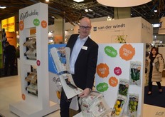 Leo van der Meer van Van der Windt toont de Inktouchables. Een druktechniek die het gevoel/idee geeft van papier. Een recyclebare folie die o.a. gebruikt kan worden als flowpack en topseal.