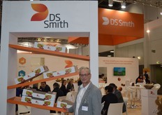 Henk van Raalte van DS Smith. De groep werkt vanuit zo'n 10 landen en zijn gespecialiseerd in de productie en verkoop van golfkartonnen verpakkingen.
