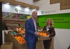 Mark Heymans en Nicole Spengler van Polymer Logistics poseren voor het houtlook poolfust waar logistiek prima mee te werken is en bovendien mooi presenteert op de winkelvloer.