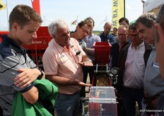 Gauke Kuiken van Wifo Anema lichtte de precisieplanter toe
