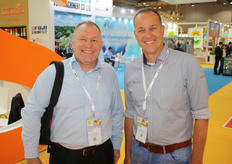 Ook Marcel Oldenziel van Manter (rechts) was weer present. Hier met zijn dealer Stefan Herzhauser