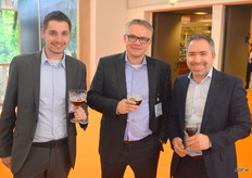 Links Niels van Belzen en rechts Hans Mol van GreenSea met in het midden Benjamin Emmert van FSC.