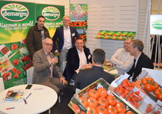 Het team van Demargro in gesprek met klanten. Rechtsachter, de nieuwe generatie bij Demargro: Olivier De Meyer.