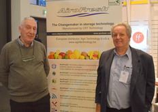 Agri Tehnology. Roger Van Engelgem met een collega uit Australie. AiroFresh werd door de NASA ontwikkeld en is een uniek luchtzuivering systeem dat 100% veilig is voor de gebruiker en het milieu. Met Airofresh is het zelfs mogelijk om vis, vlees en AGF in één ruimte te plaatsen. Er vindt dan geen contaminatie plaats.