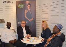 Rudi Callens van aardappelhandel Dauchy neemt het nieuwe seizoen door met klanten uit Senegal.