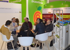 Danny Ringoot van Ringoot Fruit & Ringoot Overseas in gesprek met klanten.