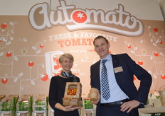 Petra en Paul Stoffels van Stoffels Tomatoes. De Automato is een blikvanger op de beurs. Er blijkt veel belangstelling te zijn voor deze innovatie in tomaatjes. Bezoekers zijn positief over het vernieuwde gamma, de frisse gerestylde uitstraling en het unieke van het concept. Zo zien we de Tomador, de Tomagusto en de Tomamuse. Ieder product met zijn eigen vorm, smaak en toepassing. Het doel is dat consumenten de naam Stoffels associeert met iets dat per definitie goed is. Of het nou gaat om de smaak, kwaliteit of houdbaarheid.