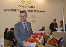 Jan Engelen van Coöperatie Hoogstraten toont kwaliteits- aardbeien.
