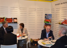 Annick Boussier van Boussier-Belfrutex in gesprek met klanten.