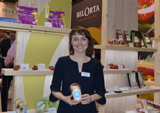 Sofie Lambrecht poseert voor de Wall of Innovations. Een mooi idee om te tonen wat je in huis hebt. In samenwerking met relaties wordt gekeken waar waarde toegevoegd kan worden aan het product. Waar wordt de consument warm van, op welke manier wordt de consument geprikkeld om een product te kopen? Als voorbeeld laat Sofie de Happy Snacking zien. Een beker met gekleurde bloemkool roosjes. Een ander voorbeeld is de samenwerking met Disney waarmee afspraken zijn gemaakt om appels onder de naam Cars te verpakken met een look waarbij kinderen deze appels als eerste zullen kiezen. Belorta wil met deze nieuwe producten het verschil maken. Er werd een voetballijn ontwikkelt voor snacktomaatjes in 250 en 500 grams verpakking. Een opvallende verpakking in de vorm van een voetbalshirt in de Belgische kleuren van de vlag. Het bewijs voor de juiste keuze werd geleverd toen de omzet van snacktomaatjes significant toenam. Begin juni richting het WK zal een totale voetballijn worden neergezet waarbij