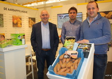 De zoete aardappelteelt smaake bij De Aardappelhoeve dit jaar naar meer. Vlnr. Bart Nemegheer, Wourter Devlies en Ruben Nemegheer