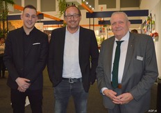 Jan Bakker en zoon Rikkie van 4 Fruit en Adrie Visbeen.