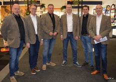 Niet te missen in dezelfde colberts, de mannen van Freight Line met John de Boom, Mark Vorsten, Chris- Hans van der Hout, Mark Verhoef, Viktor Vijverberg en Bert de Zeeuw.