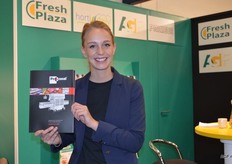 Dianne Bouman van Sismatec met een flyer van Proseal, het merk waarmee zij vertegenwoordigd waren op de beurs.