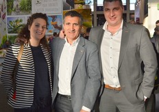 Maaike en Miguel Gonzalez met Jacob Aktalan van MG Fruit.