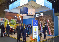 De hele nieuwe stand van North Sea Port om de nieuwe naam gelijk goed neer te zetten. Op de voorgrond Jean Ruinard van North Sea Port met Lijn Moerdijk van MSP onions