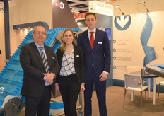 Erik Wolterink, Marleen Horsselenberg en Mattijs Spoolder van Volta Belting bij de “Positive Drive”, een band die wordt vervaardigd uit een stuk TPE/PU en daardoor heel hygiënisch, ondoordringbaar voor vocht en vuil en heel makkelijk schoon te maken is