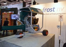 De zeer compacte en makkelijk te plaatsen vorstbeschermer van Agrofrost, deze kan tot ca 0.8 ha beschermen tegen nachtvorst.