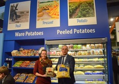 Jan de Craen en Moniek Wisse van Schaap Holland met de nieuwe aardappeldoos en de verse gesneden friet