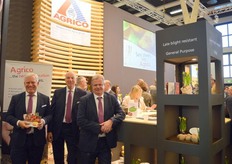 Peter Dijk, Jan van Hoogen en Wieger van der Werff van Agrico hadden samen met de rest van het team hun handel vol aan promotie van de 2 nieuwste rassen