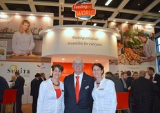 Op de foto Janny van der Weide, Douwe Lodewijk en Annechien Stok