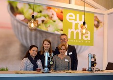 Koninklijke Euroma bv had een mooie infostand waar je via podcast het verhaal achter de diverse smaakmakers kon beluisteren en ondertussen een lekker hapje kon proeven. op de foto Daniela Buchholz, Iris Boven, Dorte Pedersen en Jasper Stavenga