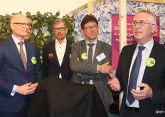 Op de beurs werd het nieuwe merk Die Frischen gepresenteerd door de gezamenlijke partners. Rechts Gert Mulder, directeur van GroentenFruit Huis. Hij is verheugd over de samenwerking tussen drie handels- en drie teeltbedrijven. Aan voorzitter Ron de Greef (tweede van rechts) de eer de eerste Die Frischen doos te overhandigen aan Hubert Mackus (links), gedeputeerde van de provincie Limburg (portefeuille Natuur, Landbouw, Rijksinfrastructuur, Openbaar Vervoer en Monumenten).