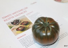 De tweede prijs ging naar de Adora van HM Clause (Spanje). Dit is een donkerbruine, stevige Marmande tomaat met een bijzondere en uitgebalanceerde zoetzure smaak alsmede een goede houdbaarheid.