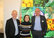 Jonny Boomsma en Coos ter Mork van Vitaal uit Emmen met in het midden Esther Garcia van zusterbedrijf Nationwide Espana