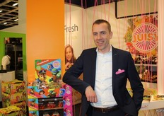 Stephan Schneider van HillFresh presenteerde op de beurs diverse noviteiten, zoals het merk Juisy,een nieuwe kiwiverpakking, een kaki- en ananassnijder en een lijn van kinderfruit samen met het merk Nickelodeon. Het programma is gericht op het stimuleren van de groente en fruit consumptie bij kinderen
