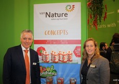 Sjaak Verploegen van Scherpenhuizen en Sandra van der Veer van Nature bij het nieuwe tomatenconcept Kickx. Het ras Nebula - volgens Sjaak een tomaat voor grote mensen - in een aantrekkelijke kartonnen verpakking