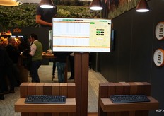 ZON had een simulatie van de veilingklok opgesteld zodat iedereen het moment van op de knop drukken kan ervaren.