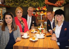 Lizbeth van den Boogaart en Ingrid Henderickx van Fresh Park Venlo en Sjraar Hoeijmakers, Jos Caubo en Isabelle Flachsenberg van ZON