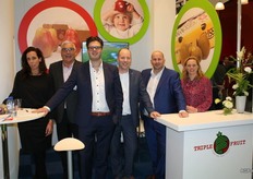 Triple F Fruit is de nieuwe naam van hardfruitspecialist Triple F Fruit. Vlnr: Nicole Kersten, de Nieuw- Zeelandse leverancier Murray Tait, Matthijs Nijhoff, Erik Goedvolk, Jacco van Paasschen en Aline Nijhoff.