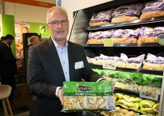 Dik Hulleman van CelaVita toont de ready to heat- aardappelen, die momenteel erg in trek zijn. 100% gaar product, dat zowel koud als opgeward geserveerd wordt.