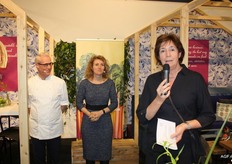 Karin Bemelmans, coördinator van het Nationaal Actieplan Groenten en Fruit introduceerde de twee ambassadeurs: huisarts Tamara de Weijer en TV-kok Rudolph van Veen