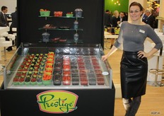 Shari Pieneman van FruitMasters bij het nieuwe Pestige-schap