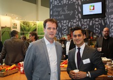Herman Burger en Hugo A-Tjak in de stand van Cooperatie DOOR