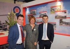 In de stand van Heembouw konden bezoekers met een HTC Vive beleven en ervaren hoe VR het mogelijk maakt om door het 3D model van een gebouw te lopen. Vlnr: Toni Collens, Petra Snelleman en Steven Bellen