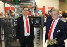 Tom van den Zegel (Ulma Belgie) en Alex Hofstee (Ulma Nederland) poseren ovor een volautomatische verpakkingsmachine van tuinkruiden.
