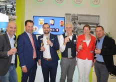 EuroWest heeft weer een aantal wegers met netclippers aangeschaft bij Jasa en daar heffen Bart Bellemans, Marco Vijverberg, Vincent van Voorden, Piet en Sandra Pannekeet en Robbert Reijgersberg het glas op