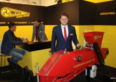 Leendert-Jan Onnes achter de koningplanter van Wifo Anema