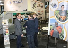 Hans Smit van Allround Vegetable Processing informeert bezoekers in de stand over de machine-oplossingen