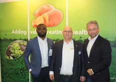 Nigeriaanse zoete aardappelen van Farm Forte Europe. Het bedrijf met Nederlandse mede-aandeelhouder gestart met de teelt van 5.000 hectare zoete aardappelen voor de Europese markt. Daarnaast is er nog eens 6.000 hectare land bijgekocht om de teelt uit te breiden. Vlnr: Osazuwa Osayi, Andre Schaap en Wim Heemskerk