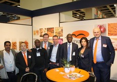 Het kleurrijke team van FlevoTrade Dronten met Judith, Cees, Ronald, Piet, Arjan, Mangeye, Abdoulaye en Beyrock
