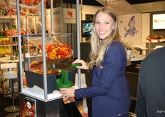 Diana van der Meer van Harvest House demonstreert hoe je de snoeptomaten tapt