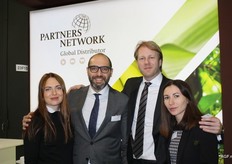 Maria, Emil, Natasha en Erik van Partners Network. Het bedrijf uit Nunspeet is al jaren actief in de export van vlees, vis en gevogelte naar Azië, Afrika, Rusland, Oekraïne en Centraal Aziatische landen. Sinds 2014 breidde het bedrijf haar vleugels uit naar de AGF-sector.